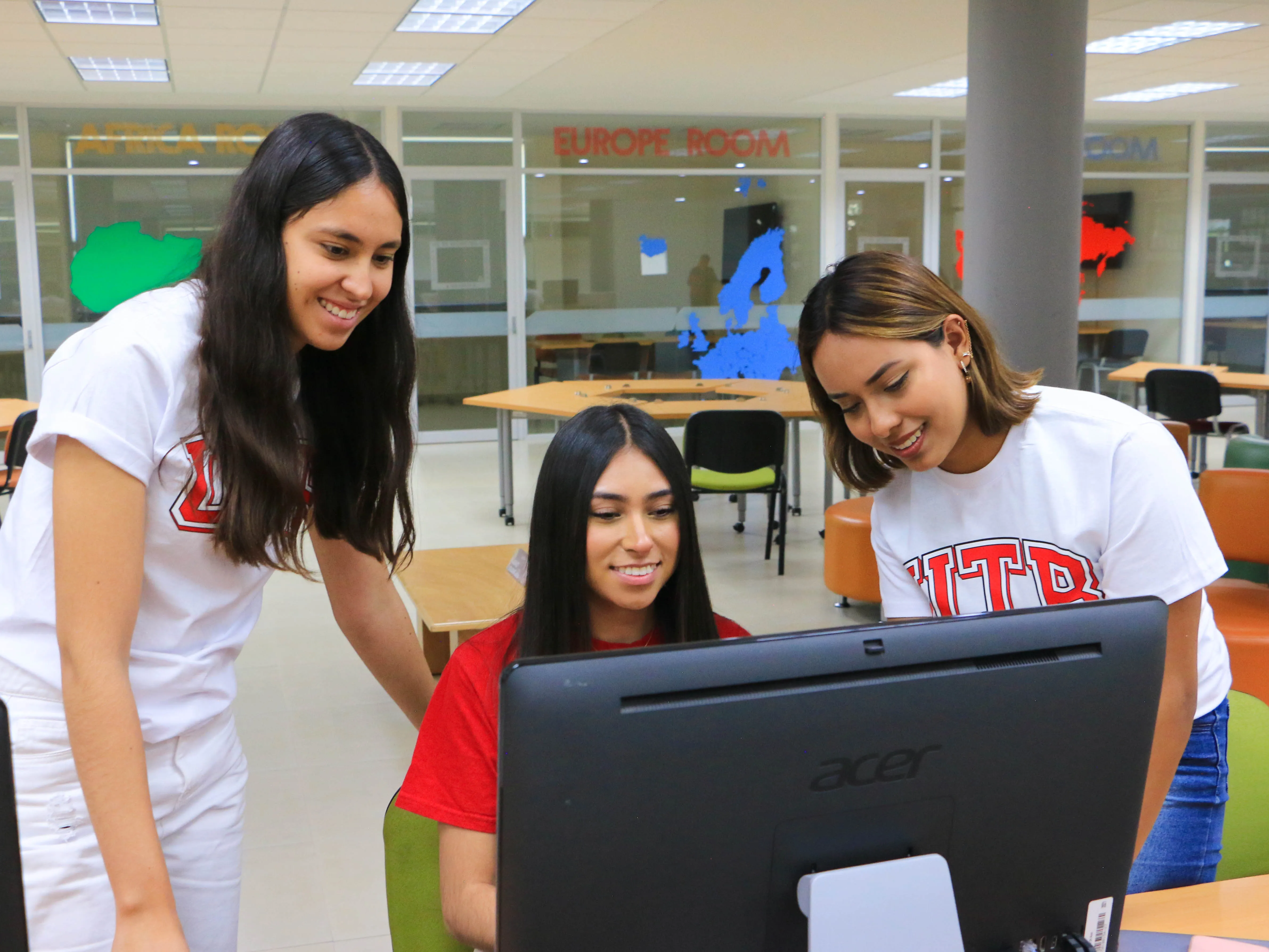Estudiantes trabajando juntos