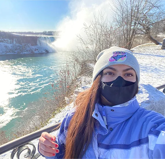 Estudiante participando en actividad de intercambio internacional en Canadá