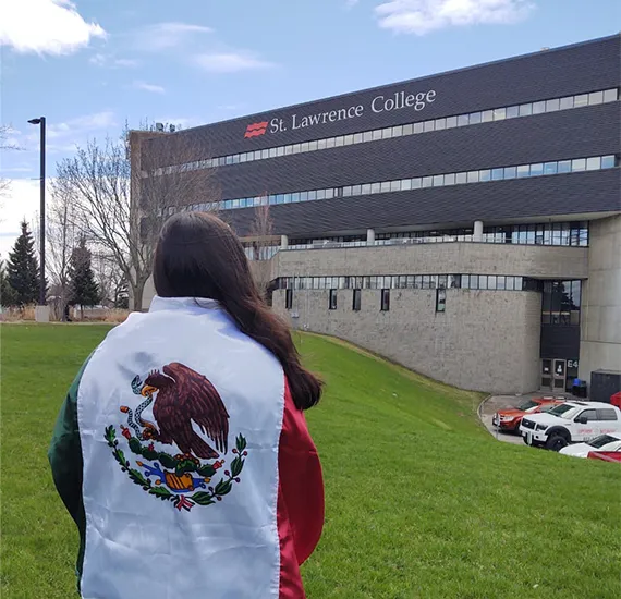 Estudiante enfrente de St. Lawrence College