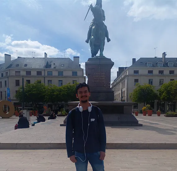 Estudiante enfrente de una estatua en Alemania