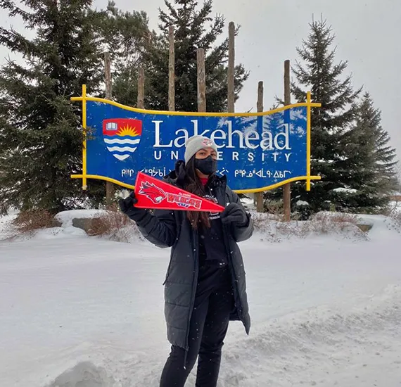 Estudiante enfrente de Lakehead University