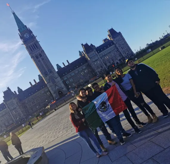 Estudiantes enfrente de un edificio en Canadá